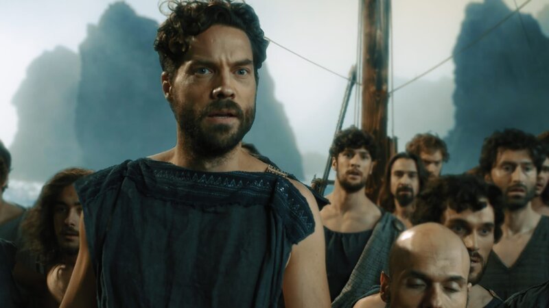 Zehn Jahre dauert die gefahrvolle Irrfahrt von Odysseus auf dem Mittelmeer. Dem Schicksal ausgesetzt, tritt der Held an gegen grollende Götter, mythische Wesen und menschenfressende Riesen. Odysseus bricht mit rund 500 Gefährten auf, er überlebt als Einziger. – Bild: ZDF und Holger Neuhäuser