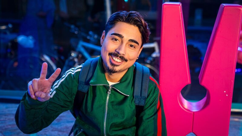 NightWash feiert sein 25-jähriges Jubiläum im Tanzbrunnen Köln mit einer Open-Air-Show. Moderator Tony Bauer (Foto) präsentiert Top-Comedians wie Özcan Cosar und Atze Schröder. Ein Abend voller Lacher und Höhepunkte erwartet das Publikum. – Bild: RTLZWEI /​ Brainpool