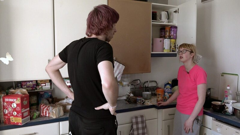 Bei Jasmin steht eine große Veränderung an: Sie zieht mit ihrem anderthalbjährigen Sohn Lennox ins Mutter-Kind-Heim. – Bild: RTLZWEI