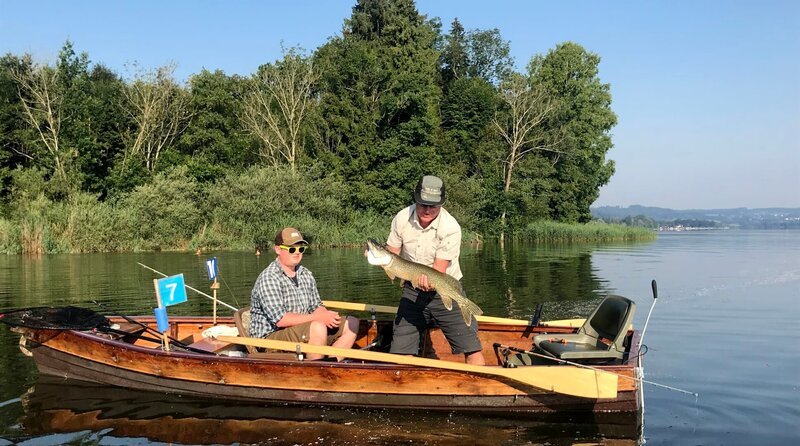 Jürgen Schmid angelt sich seinen Fisch gerne selbst aus dem Waginger See. – Bild: BR/​Tangram International