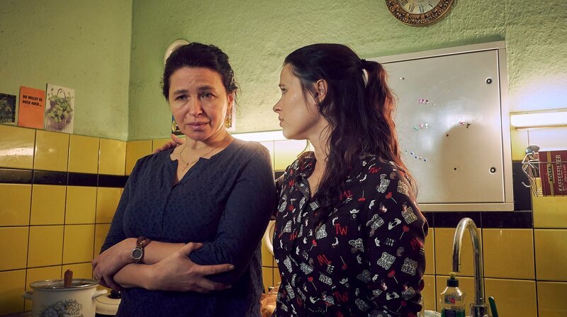 Ada (Anna Fischer, r.) nimmt Mandantin Alina Rudenko (Liudmyla Vasylieva, l.) nach dem Rauswurf bei ihrem Arbeitgeber kurzerhand bei sich auf. – Bild: rbb/​ARD/​Gordon Muehle