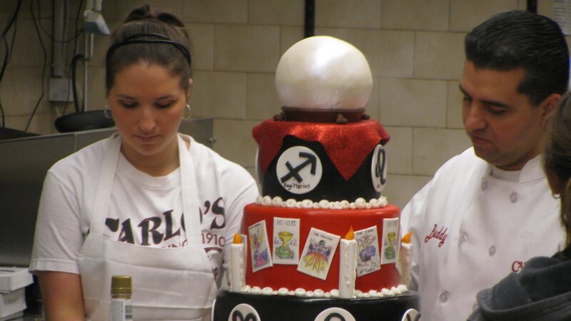 Buddy & decorator Elizabeth put finishing touches on psychic cake. – Bild: Discovery Communications Inc/​Carlin Cwik/​Carlin Cwik