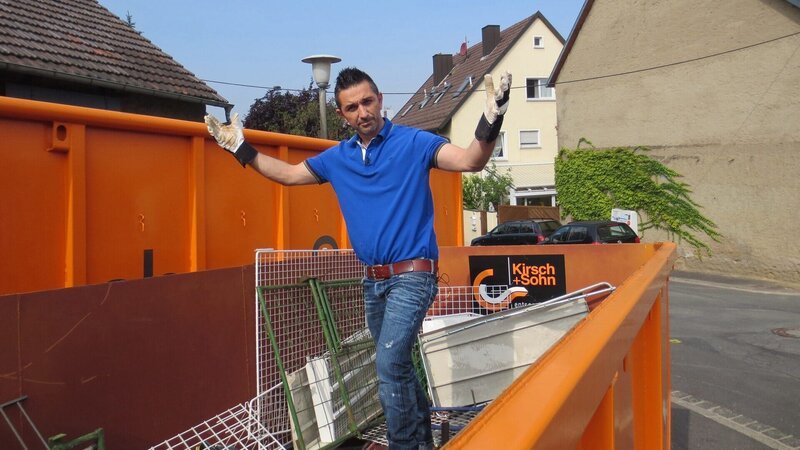 Mauro Corradino (Mod.) im Schrottcontainer – Bild: RTL II