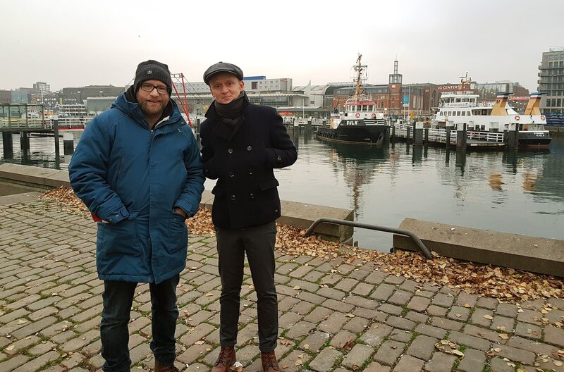 SWR KRAUSE KOMMT!, „Über Nacht bei Gregor Meyle“, am Freitag um 23:30 Uhr im SWR. Pierre M. Krause begleitet Gregor Meyle im Tourbus während seiner Tour durch den Norden Deutschlands, hier sind sie gerade im Kieler Hafen. – Bild: SWR/​Encanto