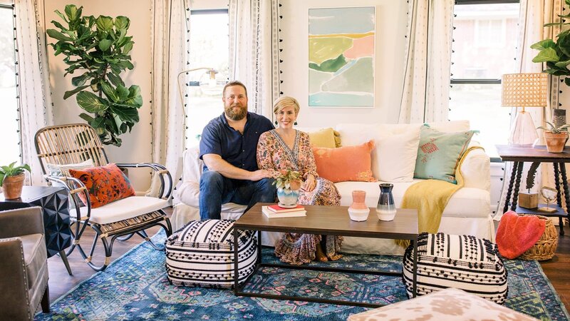 Charlie und Melissa wird ein Pfarrhaus von der Kirche gestellt. Doch vier Zimmer mit fünf Kindern sind zu eng. Ben und Erin präsentieren den beiden eine andere Kauf-Option mit mehr Platz. – Bild: HGTV