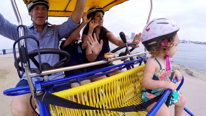 Peter und Erin aus Fort Lauderdale, Florida, möchten mit ihren beiden Kindern nach Coronado Island in Kalifornien ziehen. Der Facharzt für Physikalische Medizin kann seine Praxis problemlos auf die Insel verlegen und hofft dort auf ein entspannteres Leben mit der Familie. Erin, die aus Coronado stammt, will ihren Sprösslingen eine ebenso schöne Kindheit ermöglichen, wie sie selbst hatte. Nun suchen die vier auf dem idyllischen Eiland mit seinen herrlichen Sandstränden und zahlreichen Freizeitmöglichkeiten ein großes, modernes Haus direkt am Meer. – Bild: Tanja Bachetzky /​ HGTV