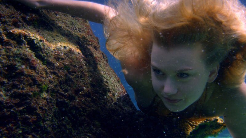 Ondina (Isabel Durant) verfolgt Meermann Zac unter Wasser. – Bild: KKA