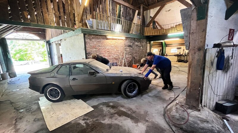 Max lässt sich einiges einfallen, um Conny den Volkswagen schmackhaft zu machen. – Bild: Warner Bros. Discovery