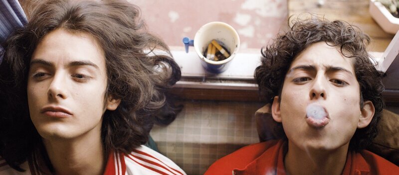 Carlos (Xabiani Ponce de León, li.) und sein Freund Gera (José Antonio Toledano) wollen zusammen in den Underground-Club „Azteca“. – Bild: rbb/​Salzgeber
