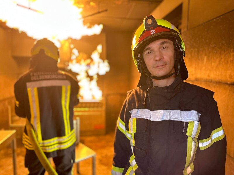 Was tun, wenn’s brennt? „PUR+“-Moderator Eric Mayer trainiert mit der Feuerwehr im Brandhaus Gelsenkirchen. Wie lassen sich Brände schnell löschen und Menschen retten? Was ist ein Flashover? Und welche Rolle spielen E-Bikes, Handys und neue Materialien im Haus in Bezug auf Brandverläufe? – Bild: ZDF/​Sandra Palm