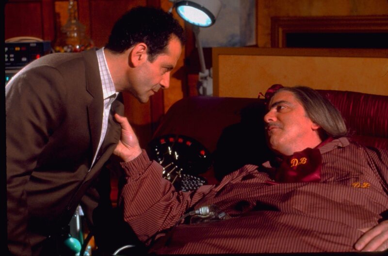 Der fettleibige Dale Biederbeck (Adam Arkin, r.) soll einen Mord begangen haben. Monk (Tony Shalhoub, l.) merkt schnell, dass an der Sache etwas faul ist ? – Bild: ORF/​Universal