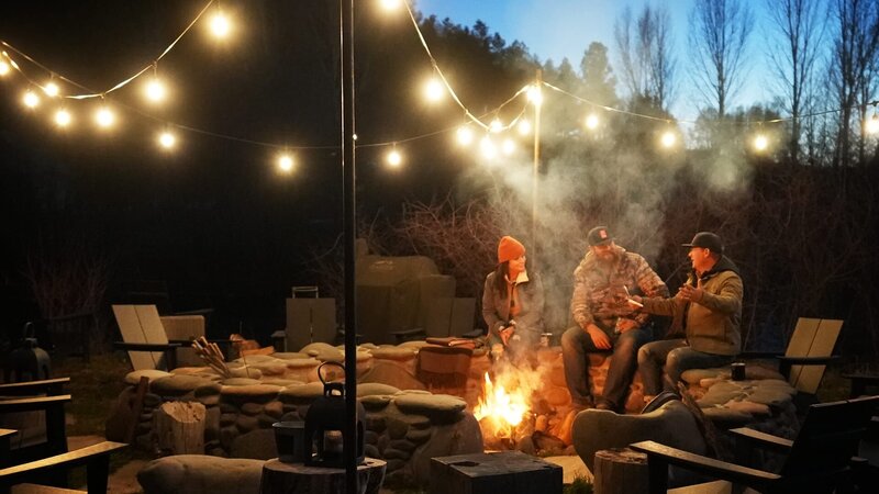 Vor dem Feuer abhängen. – Bild: Warner Bros. Discovery