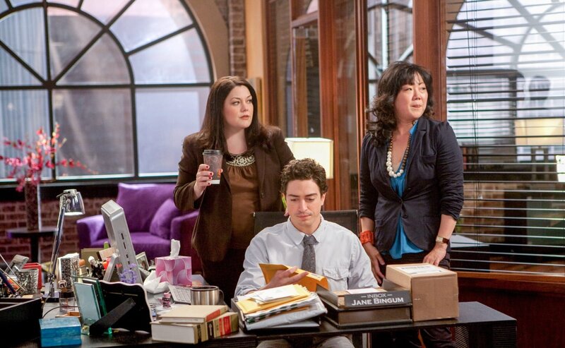 „Drop Dead Diva“, „Was wäre gewesen?“. Ausgerechnet an dem Abend, an dem Jane ein Date mit Tony hat, steht plötzlich ihre Mutter vor der Tür. So wird ein Abendessen zu Dritt daraus. Zu Janes Überraschung verstehen sich alle blendend. Vor Gericht muss Jane die 40-jährige Lisa vertreten, die bei ihrer Geburt mit einem anderen Baby vertauscht worden ist. Anders als ihre Ziehtochter zeigt Lisas nicht leibliche Mutter jedoch keinerlei Interesse, die Angelegenheit weiterzuverfolgen. Im Bild (v.li.): Brooke Elliott (Jane Bingum), Margaret Cho (Teri Lee), Ben Feldman (Fred). – Bild: ORF/​Sony Pictures/​Bob Mahoney