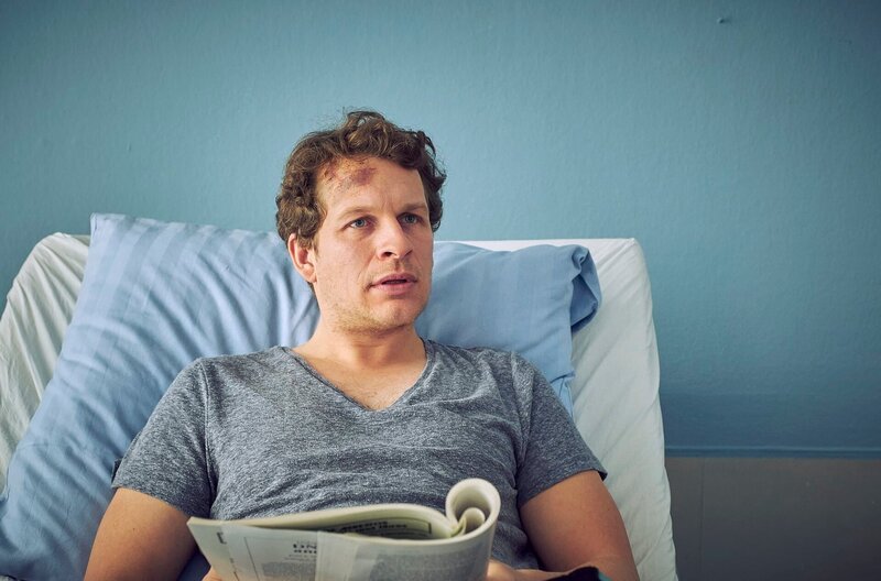 Der SEK-Auszubildenden Mike Neidhard (Sebastian Kaufmane, l.) liegt im Krankenhaus, Romys Klient hat ihn angefahren. – Bild: ARD/​Gordon Muehle