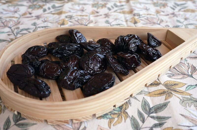 Trockenpflaumen sind wahre Energiebomben. – Bild: Elephant Doc