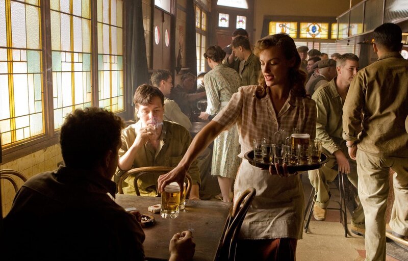 The Marines head to Australia for some much-needed R&R. As Leckie falls for a local girl, Basilone receives some sobering news. – Bild: Home Box Office, Inc.