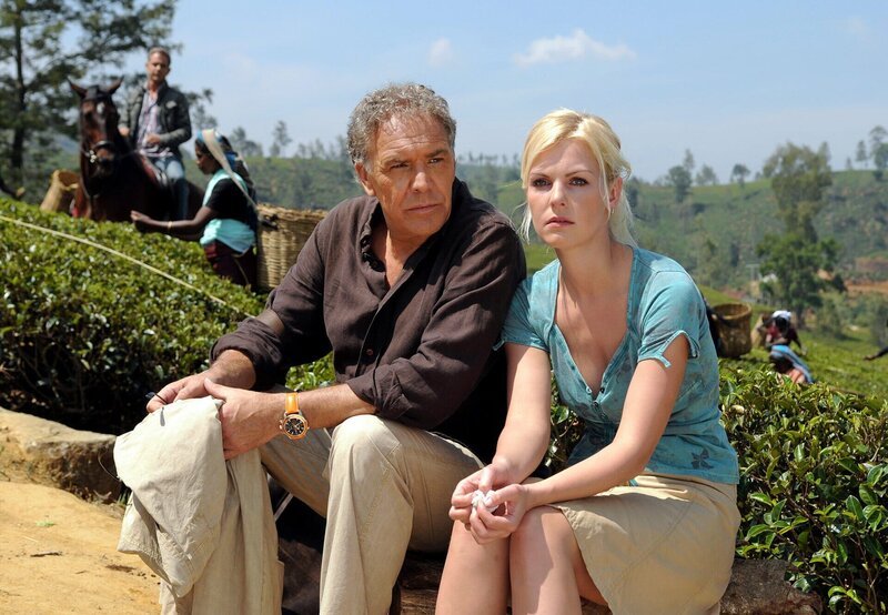 Das Traumhotel – Sri Lanka Folge 14 Hotelmanager Markus Winter unterstützt sein Gäste in allen Lebenslagen: Christian Kohlund als Markus Winter, Ivonne Schönherr als Lara – Bild: WDR/​Degeto/​Lisa Film/​Oliver Roth