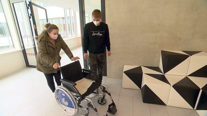 Nach dem Notkaiserschnitt versucht Sarafina wieder auf die Beine zu kommen – Unterstützung erhält sie natürlich von ihrem Peter. – Bild: RTLZWEI