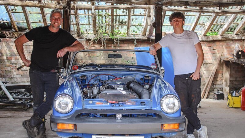 Ant & Archie standing on either side of the MG at the farm – Bild: Warner Bros. Discovery
