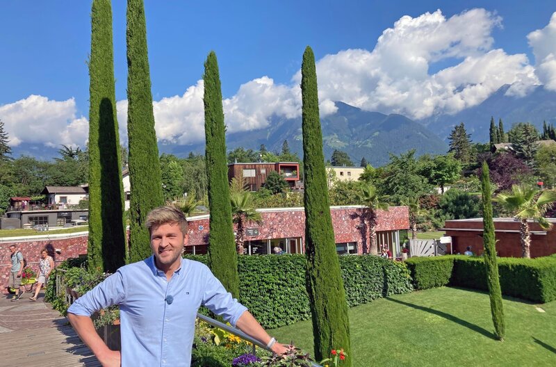 Die Gärten von Schloss Trauttmansdorff nahe Meran gehören zu den beliebtesten Ausflugszielen in Südtirol. Johannes Zenglein zahlt 15 Euro für den Eintritt und erfährt, dass es hier in der Hochsaison ziemlich voll werden kann. – Bild: SWR