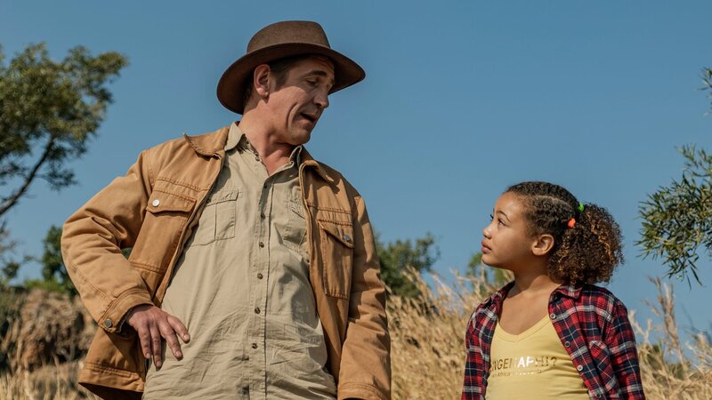 Fritz (Guido Hammesfahr) und Nandi (Sohela Oliphant) haben bei der Wildtierzählung Elefanten entdeckt. Und nun sollen sich Wilderer in der Gegend herumtreiben. Die beiden beratschlagen, was zu tun ist. – Bild: ZDF und Raquel Fernandes