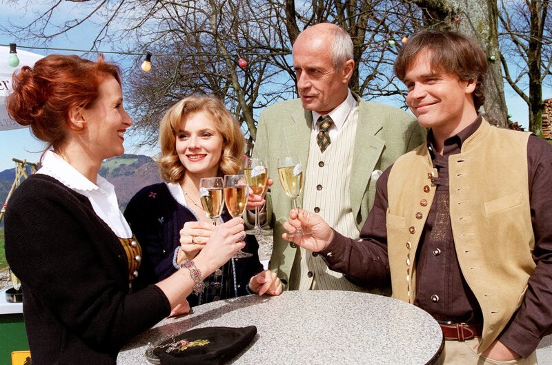 „Schlosshotel Orth“, „Revanche.“ Vinzenz Sohn Martin wird wegen Veruntreuung polizeilich gesucht. Der Verdacht fällt auch auf die Kanzlei Strobel. Vinzenz ist wütend über seinen missratenen Sohn und macht seiner Wut lautstark Luft. Dabei übersieht er Fannys traurigen Blick: Sie hätte so gerne ein Kind mit ihm. Wie ein Wirbelwind taucht Scarlett Wiesner, die Lebensfreude in Person, im Schlosshotel auf. Sie bringt Wenzel und besonders Jacob beim Feuerwehrball auf neue Gedanken. Was keiner von beiden bemerkt: Die fröhliche Scarlett ist in Wahrheit tieftraurig. Im Bild (v.li.): Nicole R. Beutler (Fanny Hofer), Andrea Lamatsch (Sissy Hofer), Heinz Trixner (Vinzenz Strobel), Sascha Wussow (Georg Brandner). – Bild: ORF/​Satel-Film/​Milenko Badzic