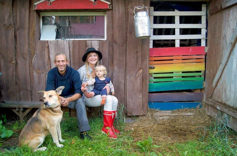 Die deutschen Auswanderer Alessa Beck und Sebastian Boldt haben sich als Selbstversorger im lettischen Naturpark ihren Lebenstraum erfüllt. – Bild: Milena Schwoge