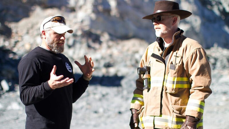 Jesse Taylor, explosives expert, explains how nitroglycerin works to Adam Savage. – Bild: Discovery Communications, LLC
