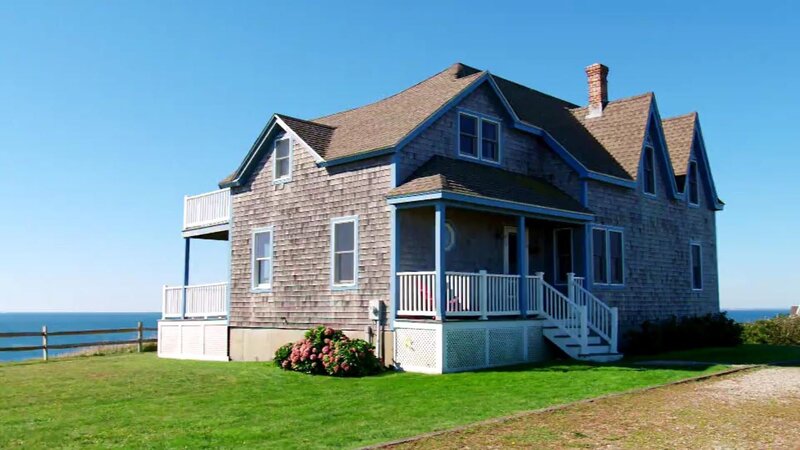 Jesse aus Brooklyn, New York, liebt ihre Stadt. Doch inzwischen strengt sie das tägliche Chaos so an, dass sie umziehen will. Nach vielen Sommern, die sie auf East Hampton verbracht hat, möchte die Geschäftsfrau ihren Lieblings-Urlaubsort zum neuen Lebensmittelpunkt machen und ein Haus auf der Insel kaufen. Jesse macht sich auf die Suche nach einem stylischen Domizil, in dem sie nach einem langen Arbeitstag mit Hund Max entspannen kann. – Bild: Tanja Bachetzky /​ HGTV