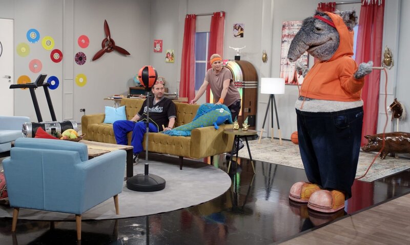 Singa und Tom bringen den müden TanzTapir mit Fitness wieder auf die Beine. – Bild: KiKA/​MingaMedia/​Jana Aengenvoort