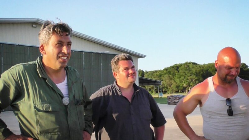 Michael Manousakis (L.) – Bild: Warner Bros. Discovery