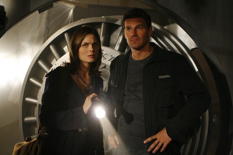 BONES:  Brennan (Emily Deschanel, L) and Booth (David Boreanaz, R) investigate the origins of a skull dropped from a highway overpass on the season premiere of BONES airing Tuesday, Sept. 25 (8:00⁠–⁠9:00 PM ET/​PT) on FOX.  ©2007 Fox Broadcasting Co.  Cr:  Carin Baer/​FOX887 – Bild: Universal TV