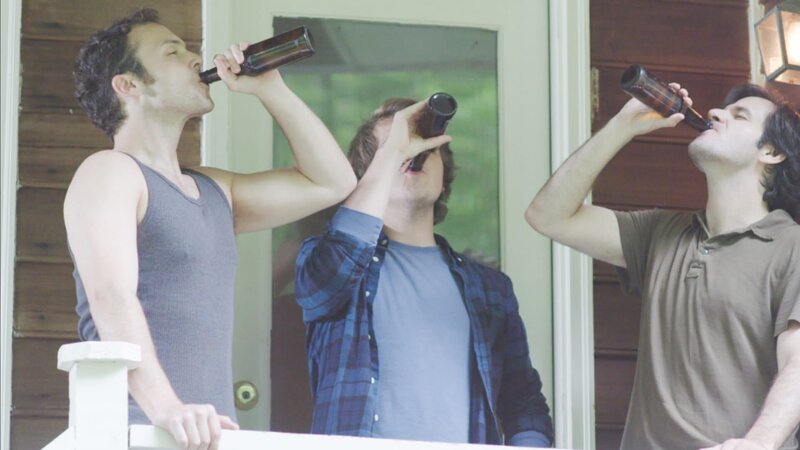 Young Bruce, David, and Norman drinking beers. – Bild: Discovery Communications/​Amilcar Bonnett