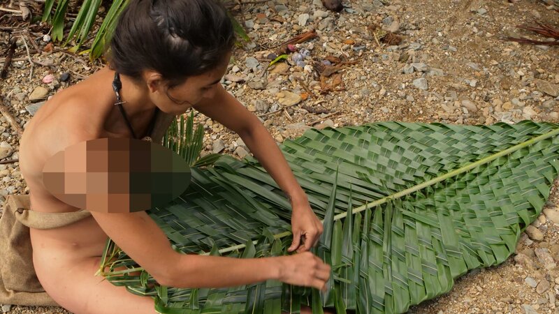 Sara making a mat. – Bild: Discovery, Inc.