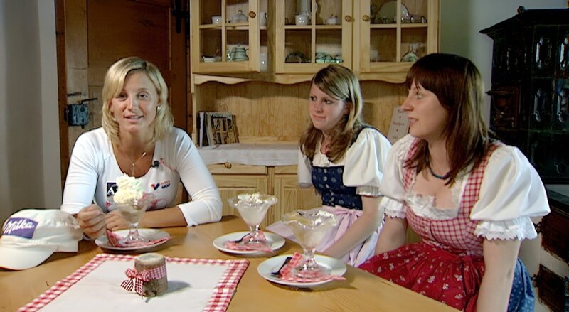  Michaela Kirchgasser (li.) auf der Kirchgasshütte, Region Filzmoos. – Bild: ORF