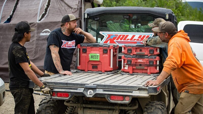 L-R: Trey Charlie, Rick Ness, Travis Kinakin und Buzz Legault treffen sich – Bild: Jake Brown /​ Discovery Channel