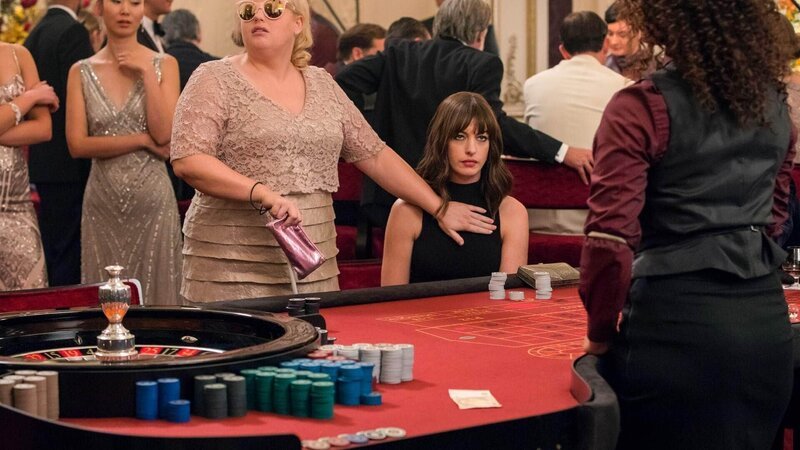 Penny Rust (Rebel Wilson, l.) und Josephine Chesterfield (Anne Hathaway) Die Verwendung des sendungsbezogenen Materials ist nur mit dem Hinweis und Verlinkung auf TVNOW gestattet. – Bild: RTL /​ Metro-Goldwyn-Mayer Pictures Inc.