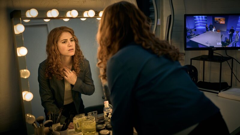 Emma (Hanna van Vliet) hat einen auffälligen Knoten in ihrem Halsbereich entdeckt. Sie macht sich große Sorgen. – Bild: Mark de Blok /​ ZDF