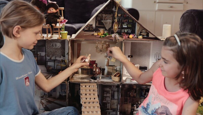 Olivia und Emilia basteln aus alten Pappkartons ein tolles Puppenhaus. – Bild: WDR/​Die Sendung mit dem Elefanten