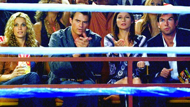 Gemeinsam mit (v.l.) Delinda (Molly Simms) und Danny (Josh Duhamel) sehen sich Jordan (Jill Hennessy) und Woody (Jerry O’Connell) einen Boxkampf an. – Bild: RTL /​ NBC Universal