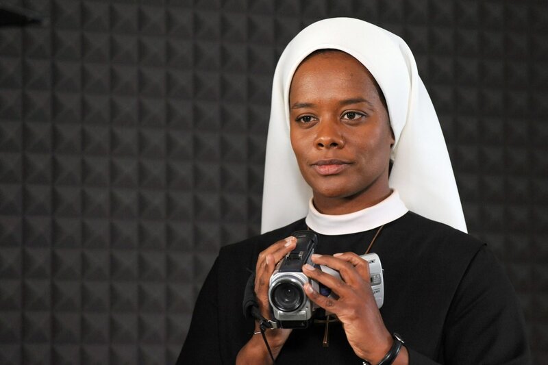 Trischa kann wieder hören, Schwester Lela (Denise M’Baye) dokumentiert das Ereignis. – Bild: ORF/​Kineos/​Barbara Bauriedl