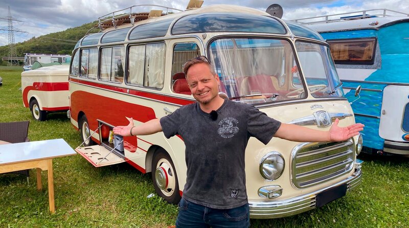 Friso Richter enteckt auf einem Camper-Treffen vielen neue und alte Reisebusse die mit viel Liebe zu wunderschönen Campingfahrzeugen umgebaut wurden. – Bild: HR/​Lukas Lowak