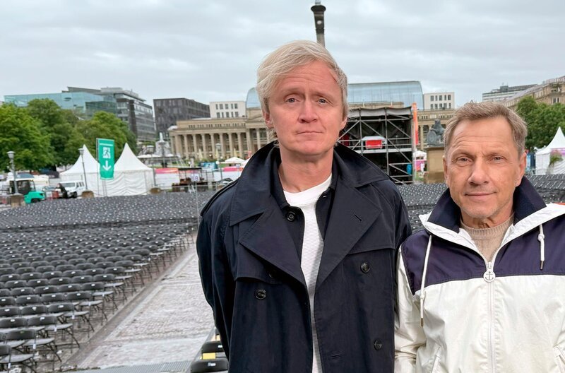 15 Jahre lang haben sich Pierre M. Krause (li.) und Richy Müller nicht gesehen. Fast doppelt so oft wurde Pierre explizit NICHT aufs SWR-Sommerfest eingeladen. Klar, der Name des Events erscheint im Stuttgarter Regen so kontrovers wie die Entscheidung, einen deutschen Schauspieler für einen Blockbuster nicht als Nazi zu besetzen. Aber 4.000 Zuschauer wären für Pierre nun mal doch eine neue Bestmarke. Und weil Richy gerade nicht mit Jodie Foster rolexed, bringt er ihn kurzerhand aufs Festgelände Rain, Man! – Bild: ZDF/​SWR/​dibido.tv