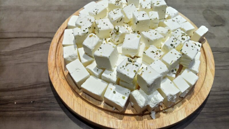 Fresh cheese in a restaurant during breakfast in Dubai UAE. – Bild: Discovery Channel