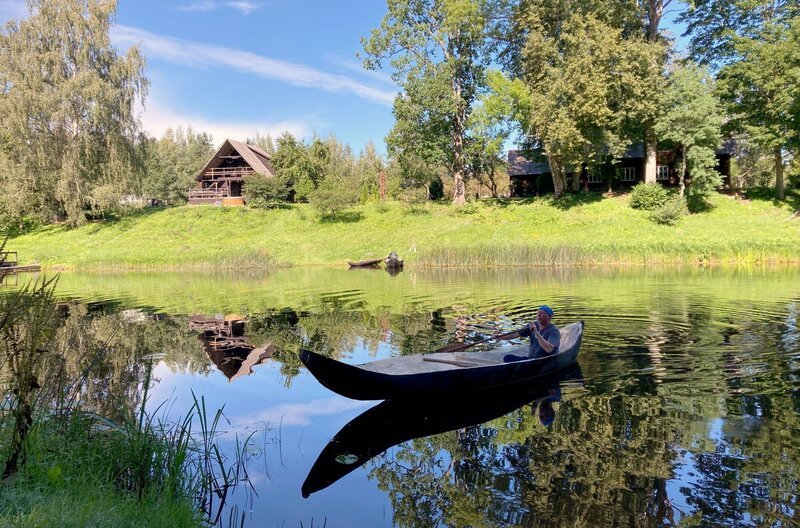 Jungfernfahrt: Aivar Ruukel testet sein jüngstes Einbaum-Kanu. – Bild: Jeannine Apsel