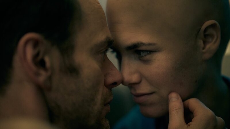 Emma (Hanna van Vliet) ist wieder an Krebs erkrankt. In dieser schweren Phase wird sie von ihrem Lebensgefährten Alex (Thomas Ryckewaert) nach Kräften unterstützt. – Bild: ZDF und Mark de Blok