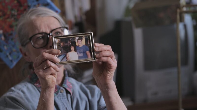 Victims mother holding photo of daughter and son in law. – Bild: Discovery Communications, LLC