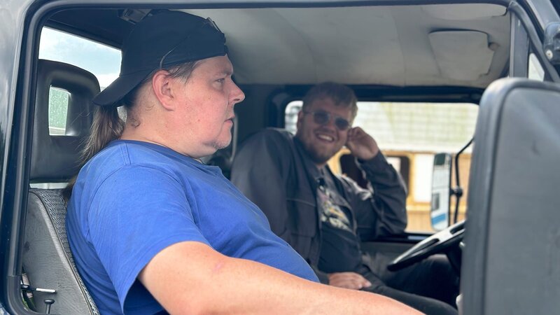 Max Cornelius (l.) – Bild: Warner Bros. Discovery