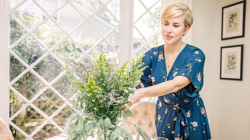 Die angehende Direktorin Michelle möchte ein Eigenheim kaufen. Sie wünscht sich für sich und ihre Kinder ein Haus mit einem schönen Badezimmer und einer großen Badewanne. Ben und Erin zeigen ihr verschiedene historische Häuser in der Kleinstadt – mit mal mehr, mal weniger Umbauten. Schließlich verwandeln sie ein charmantes Häuschen in ein tolles Familienhaus mit neuer Küche und einer großen Master Suite. – Bild: HGTV