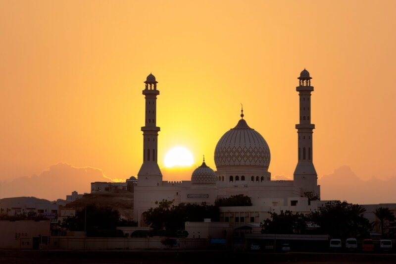 „Unbekanntes Arabien“, „Es war einmal … Das Märchenland Oman.“ Sagenumwoben und weithin unbekannt: Oman. In den letzten Jahren hat sich das Sultanat westlichen Besuchern mehr und mehr geöffnet. Sie erleben eine vielfältige Landschaft: endlose Weiten in der Wüste, grüne Hochgebirge und fruchtbare Oasen sowie kilometerlange Küstenstreifen mit kristallklarem Wasser. – Bild: ORF/​Autentic/​Bea Müller